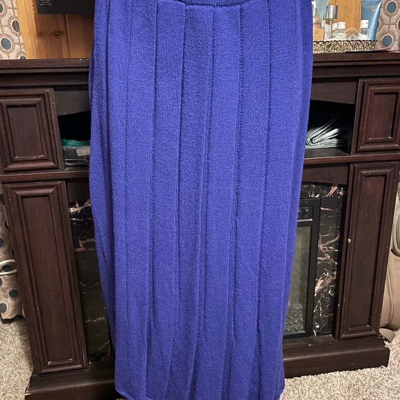 St. John two piece collection. Size says 14 but easy for a size 16. - Picture 4 of 8